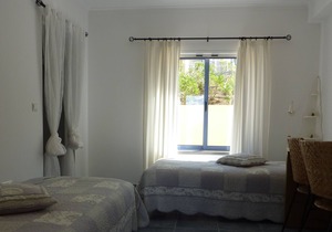 A villa with private pool and private tennis court, uniquely located