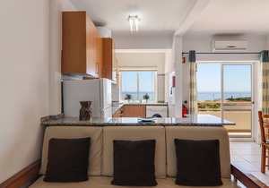 Apt. Estrela 304 – beachfront, sea view, pool, A/C, and Wi-Fi