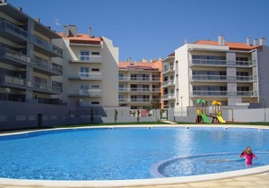 Modern apartment with pool, large private terrace, 3 minute walk to beach