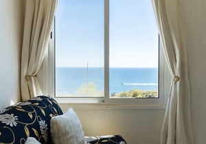 Roof terrace with fantastic sea views, 3 minutes to the beach, WiFi, quiet location