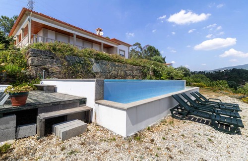 Molares House | 180 m² House ∙ 4 bedrooms ∙ 9 guests