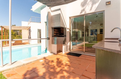 Charneca de Caparica e Sobreda Villa | 200 m² Villa ∙ 5 bedrooms ∙ 10 guests