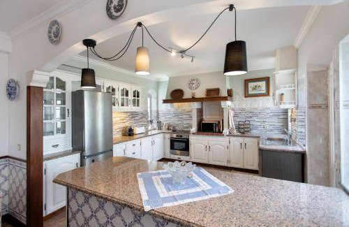 Lourinha House | 300 m² Farmhouse ∙ 6 bedrooms ∙ 16 guests
