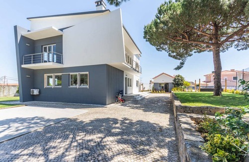 Charneca de Caparica e Sobreda Villa | 400 m² Villa ∙ 5 bedrooms ∙ 10 guests