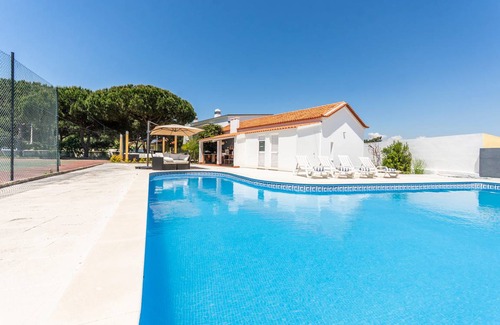 Charneca de Caparica e Sobreda Villa | 400 m² Villa ∙ 5 bedrooms ∙ 10 guests