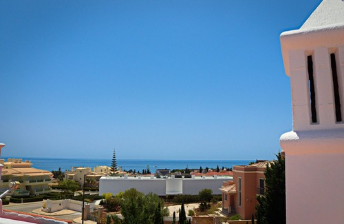 Alporchinhos Apartment | Apartment 'Casa Barbara' with Sea View, Shared Pool and Wi-Fi