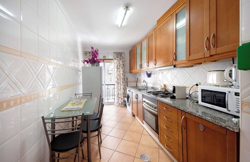 Gafanha da Nazare Apartment | Apartment 'T2 Near the Beach' with Shared Terrace and Wi-Fi