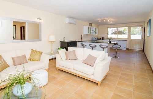 Quarteira Villa | Elegant spacious house in Vilamoura with private heated pool and family BBQ area
