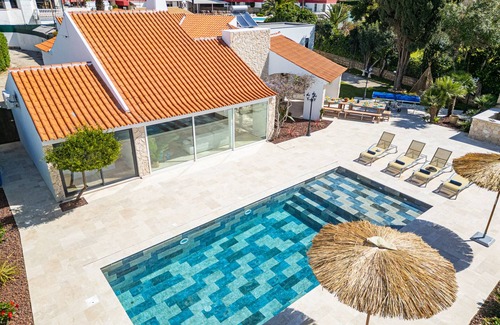 Oura Villa | Modern luxury w/heatable pool & pool bar