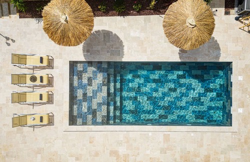 Oura Villa | Modern luxury w/heatable pool & pool bar