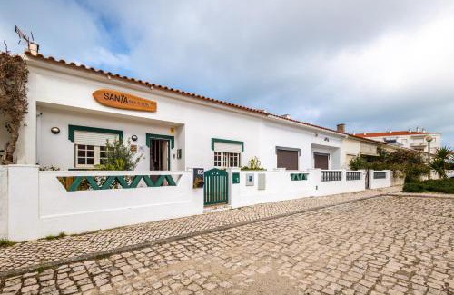 Praia de Santa Cruz Hostel | Santa, Sea & Sun