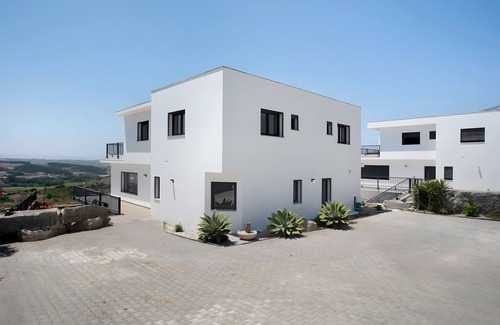 Lourinha Villa | Villa 'Peace House Lourinhã' with Mountain View, Private Pool and Wi-Fi