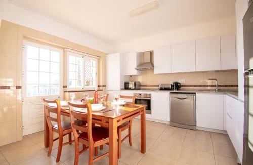 Caramujeira Apartment | 10 marinha - 2 Bed Apt at Praia da marinha