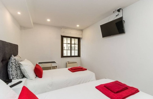 Alfragide Resort | 100 m² Private room ∙ 1 bedroom ∙ 2 guests