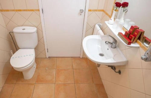 Oura Hotel | 1BR Apartment w/Kitchenette Steps from Praia da Oura - Pakring | 3 Units