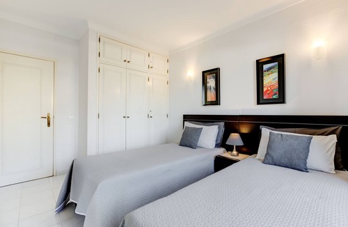 Estombar Apartment | 2 Bedroom Apartment with pool near Cavoeiro