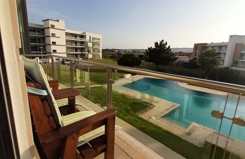 Sao Martinho do Porto Apartment | 2-Bedroom Apartment with Pool and Garden in São Martinho do Porto