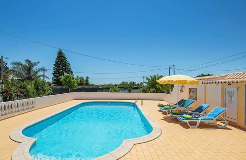 Caramujeira Villa | 3 bed villa 15 minute drive from the beach