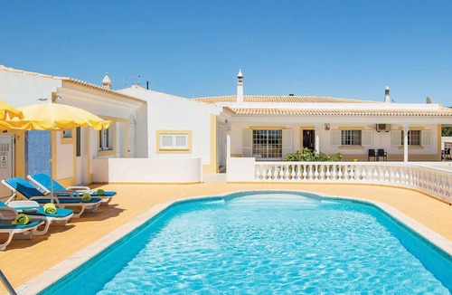 Caramujeira Villa | 3 bed villa 15 minute drive from the beach