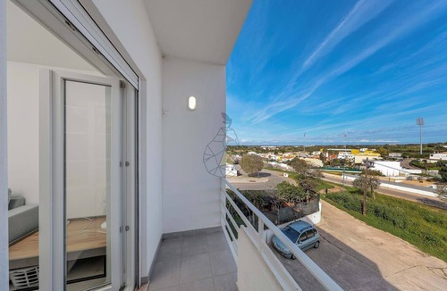 Parchal Apartment | 3-bedroom apartment in peaceful Parchal with AC