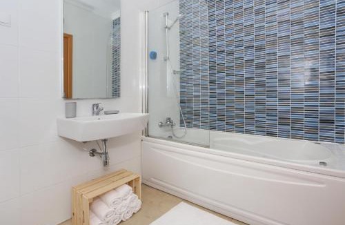 Lagos Apartment | 3-Bedroom Apartment with Pool Gym & Jacuzzi