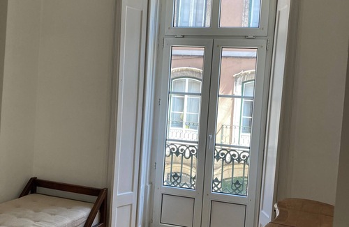 Sao Bento Apartment | 3 bedroom apartment with courtyard in Praça das Flores