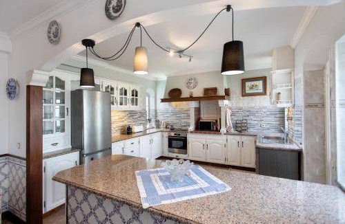 Lourinha House | 300 m² Farmhouse ∙ 6 bedrooms ∙ 16 guests