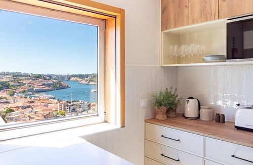 Santa Marinha Apartment | 3BR w/River views by Metro by LovelyStay