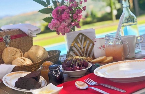 Peso Apartment | 50 m² private suite for up to 5 guests, with a king bed, three single beds, private bathroom and equipped kitchenette. Shared seasonal pool, garden and stargazing area. Free gated parking. Pets: €7/night.