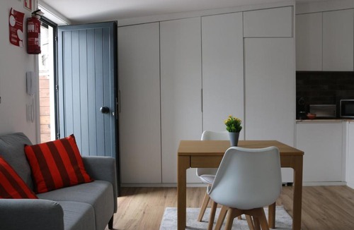 Ramalde Apartment | 9 min Metro to Downtown -Remote working - Free Public Parking