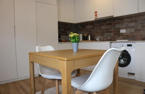 Ramalde Apartment | 9 min Metro to Downtown -Remote working - Free Public Parking