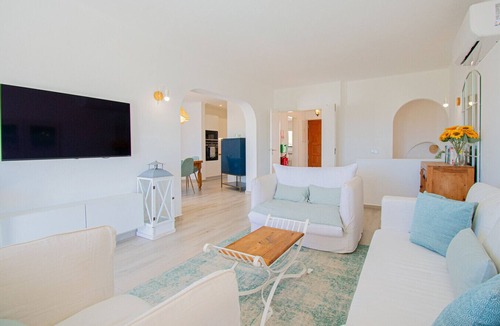 Carvoeiro Ski Chalet | 91A Casa Mel: Stylish 3-Bed Townhouse with Pool