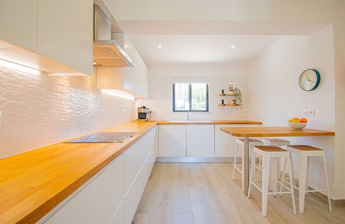 Carvoeiro Ski Chalet | 91A Casa Mel: Stylish 3-Bed Townhouse with Pool