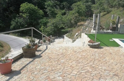 Vale de Cambra House | A charming, restored house on 10,000 square meters of land with a small stream