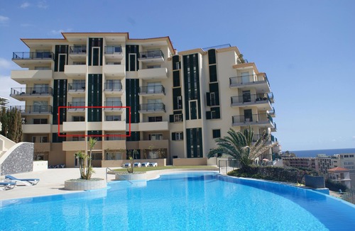 Sao Martinho Apartment | A spacious one bedroom apartment with gym, infinity pool, sea views, WiFi