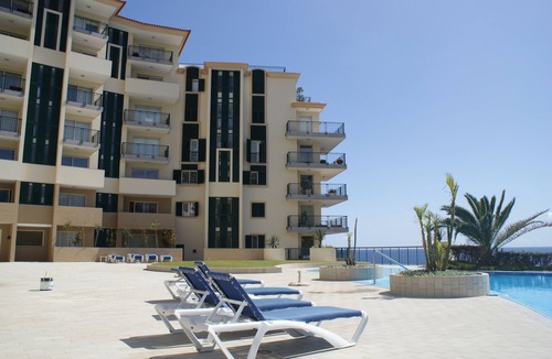 Sao Martinho Apartment | A spacious one bedroom apartment with gym, infinity pool, sea views, WiFi