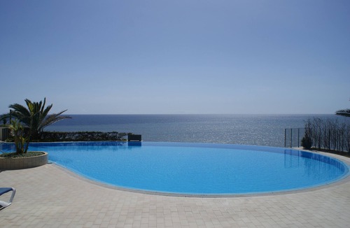 Sao Martinho Apartment | A spacious one bedroom apartment with gym, infinity pool, sea views, WiFi