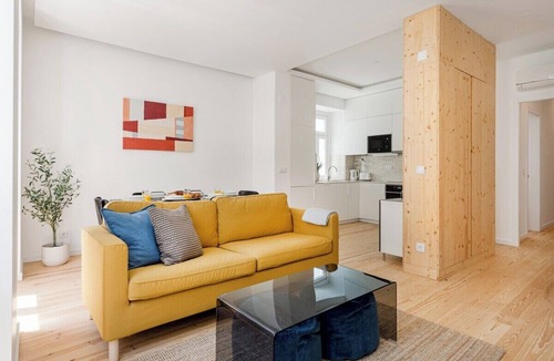 Sao Jorge de Arroios Apartment | AB10 Modern Lisbon with AC and Balcony