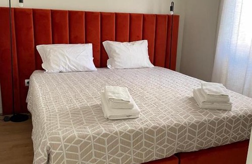 Leca da Palmeira Apartment | Albina's Guest House - Private Patio and Garden - 5 min Walk to Beach!