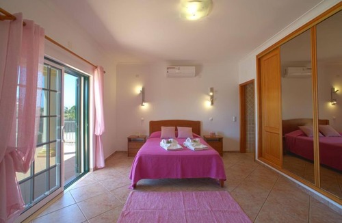 Caramujeira House | Alto da Rafoia by Interhome