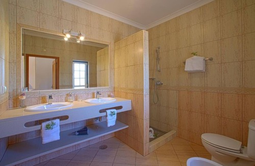 Caramujeira House | Alto da Rafoia by Interhome
