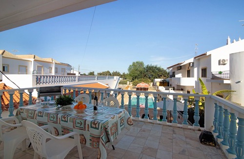 Manta Rota Villa | 'Andar de Moradia' Apartment with Sea View, Balcony, Shared Pool, and Wi-Fi