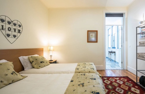 Ramalde Apartment | Apartamento A Francos Artist Painting 1