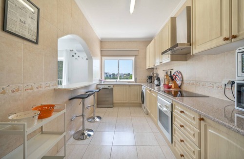 Portimao Apartment | Apartment '6-person' with Shared Pool, Wi-Fi and Air Conditioning
