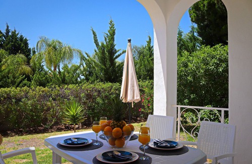 Alporchinhos Apartment | Apartment 'Casa Barbara' with Sea View, Shared Pool and Wi-Fi