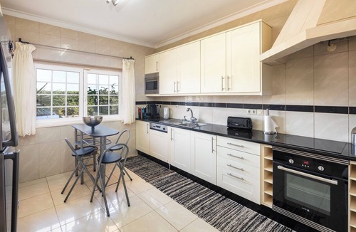 Caramujeira Apartment | Apartment 'Casa Costa' with Shared Pool, Wi-Fi and Air Conditioning