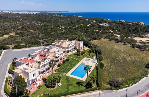 Caramujeira Apartment | Apartment 'Casa Costa' with Shared Pool, Wi-Fi and Air Conditioning