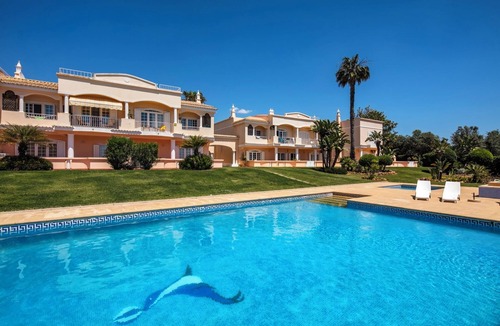 Caramujeira Apartment | Apartment 'Casa Costa' with Shared Pool, Wi-Fi and Air Conditioning