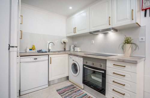 Montes de Alvor Apartment | Apartment 'Casa Dourada' with Private Terrace, Shared Garden and Wi-Fi
