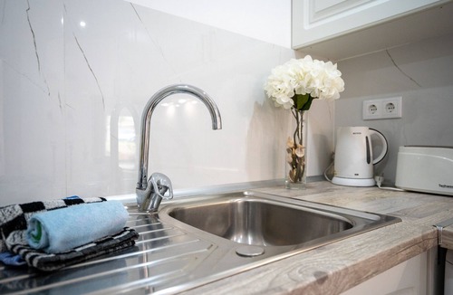 Montes de Alvor Apartment | Apartment 'Casa Dourada' with Private Terrace, Shared Garden and Wi-Fi